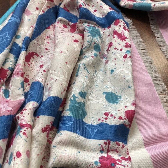 LOUIS VUITTON Chale MRA Blanc Monogram Shawl Scarf - Picture 4 of 6